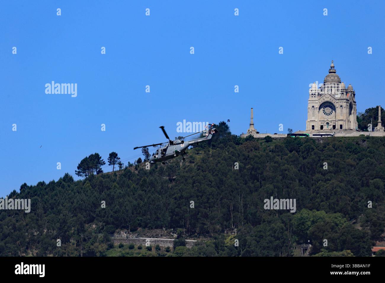 Viana do Castelo, Portugal - 15. Mai 2025: Super Lynx Mk.95A Hubschrauber, Hecknummer 19202, schwingt während der Marinha-Woche über Viana do Castelo Stockfoto