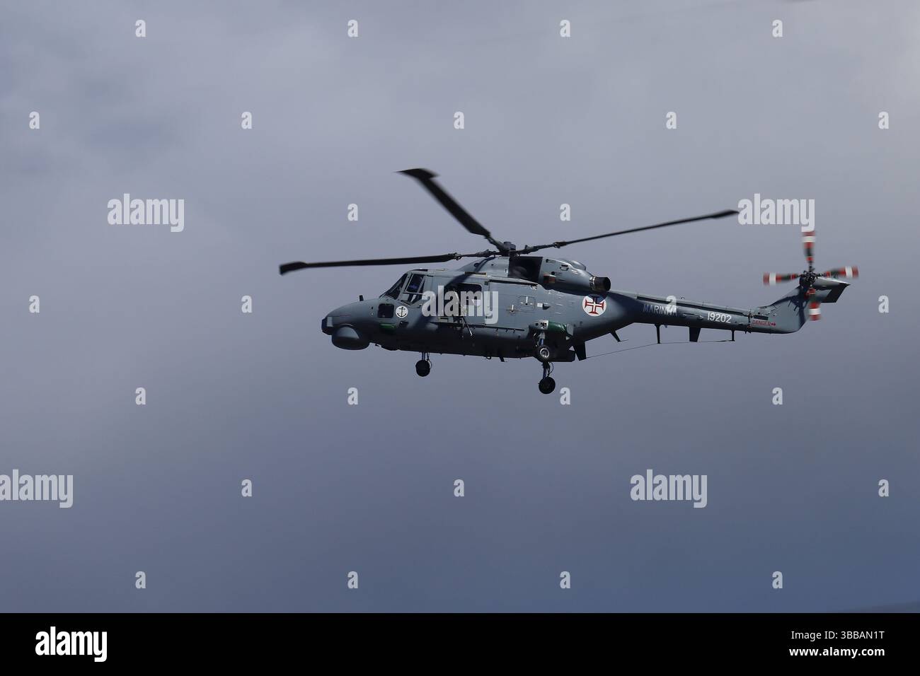 Viana do Castelo, Portugal - 15. Mai 2025: Super Lynx Mk.95A Hubschrauber, Hecknummer 19202, schwingt während der Marinha-Woche über Viana do Castelo Stockfoto