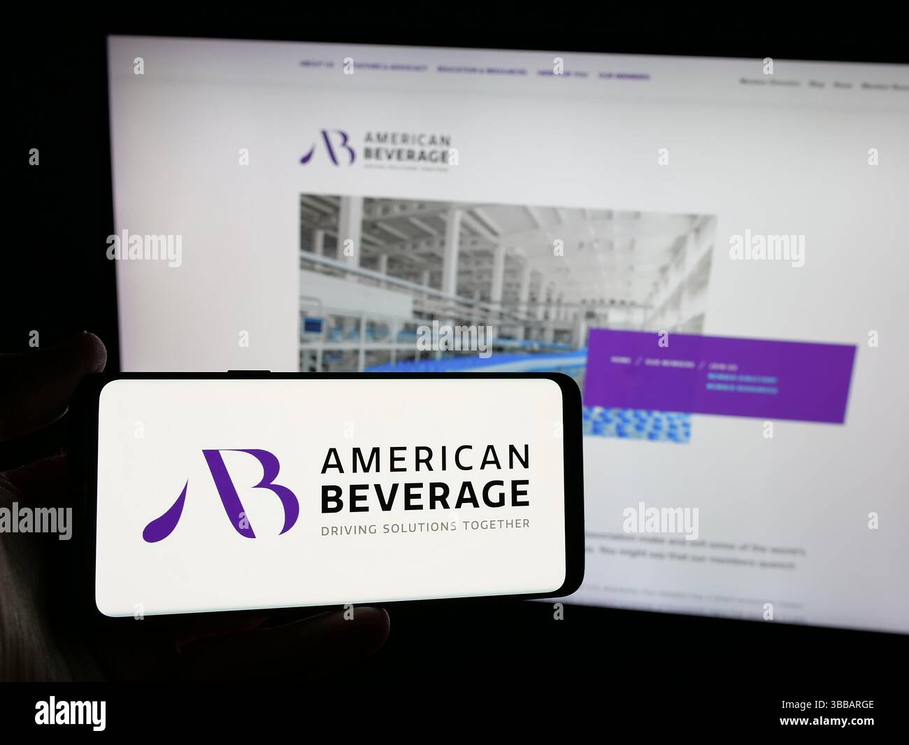 Stuttgart, Deutschland - 27.12.2024: Person mit Smartphone mit Logo der Lobbygruppe American Beverage Association (ABA) auf dem Bildschirm Stockfoto