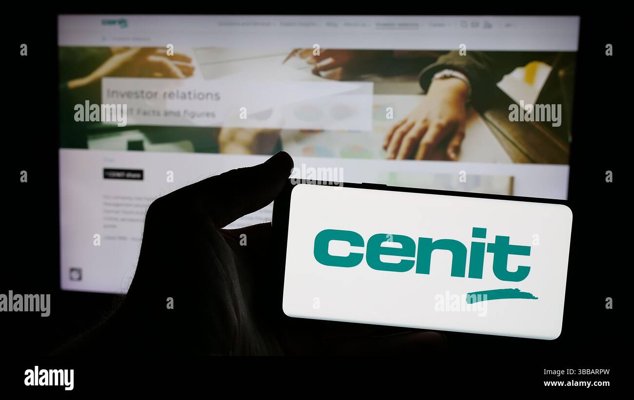 Stuttgart, Deutschland - 27.12.2024: Person mit Mobiltelefon mit Logo des deutschen IT-Unternehmens CENIT AG auf dem Bildschirm Stockfoto