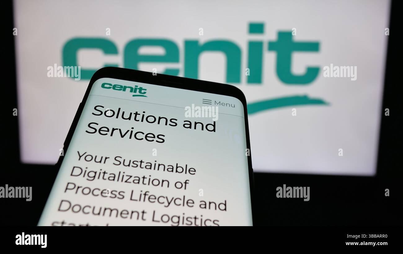 Stuttgart, 27.12.2024: Smartphone mit Website des deutschen IT-Unternehmens CENIT AG auf dem Bildschirm vor dem Firmenlogo. Stockfoto