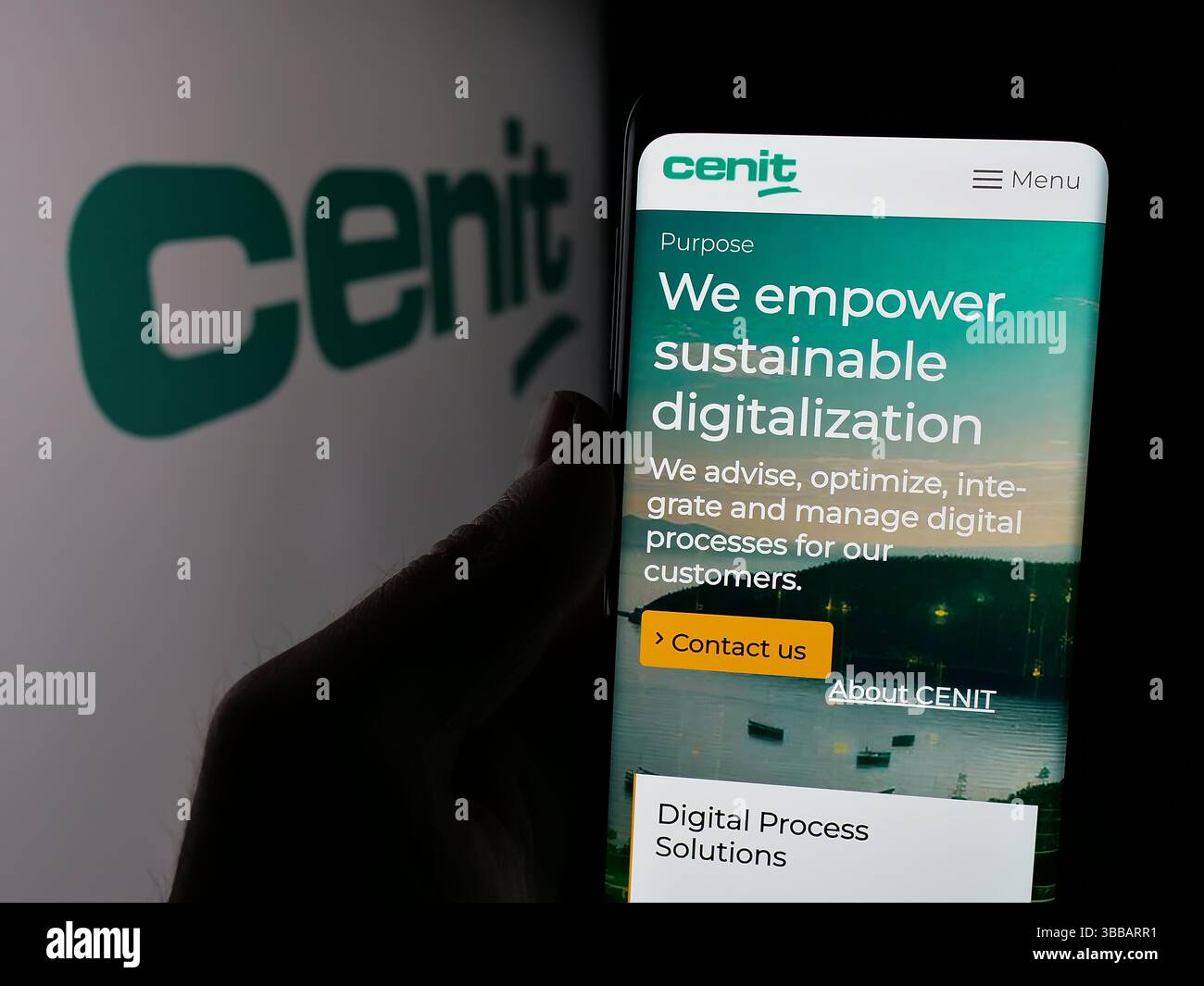 Stuttgart, Deutschland - 27.12.2024: Handybesitzer mit Webseite des deutschen IT-Unternehmens CENIT AG auf dem Bildschirm mit Logo. Stockfoto
