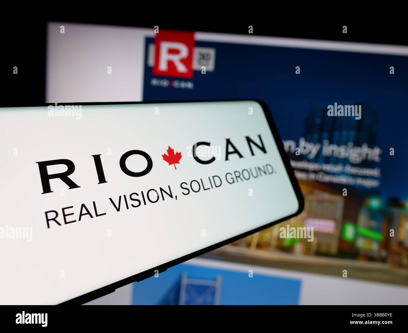 Stuttgart, Deutschland - 01.02.2024: Smartphone mit Logo der Firma RioCan Real Estate Investment Trust auf dem Bildschirm vor der Website. Stockfoto