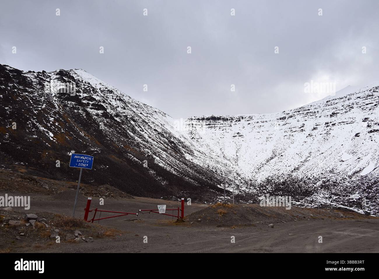 Der Atigun Pass überquert die Continental Divide Mountains im hohen Norden von Alaska, USA. Stockfoto