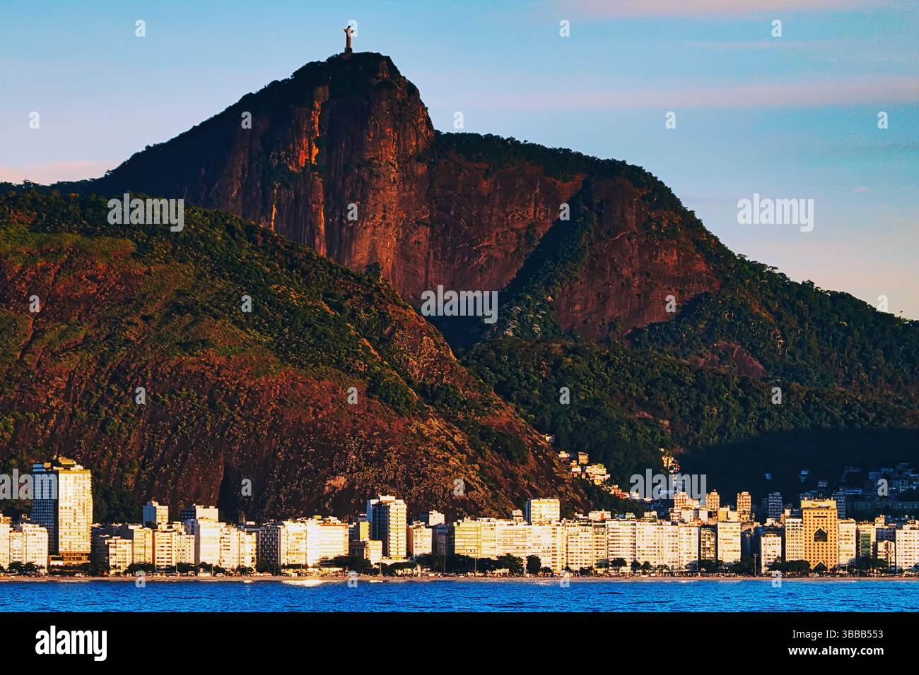 Copacabana Beach, Rio de Janeiro, Brasilien, Südamerika - bei Sonnenaufgang, Hochhäuser und Christus-Erlöser-Statue auf dem Corcovado-Berg Stockfoto