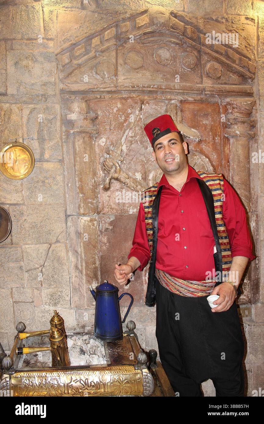 Jordan Restaurant Kellner Trägt Fez Stockfoto