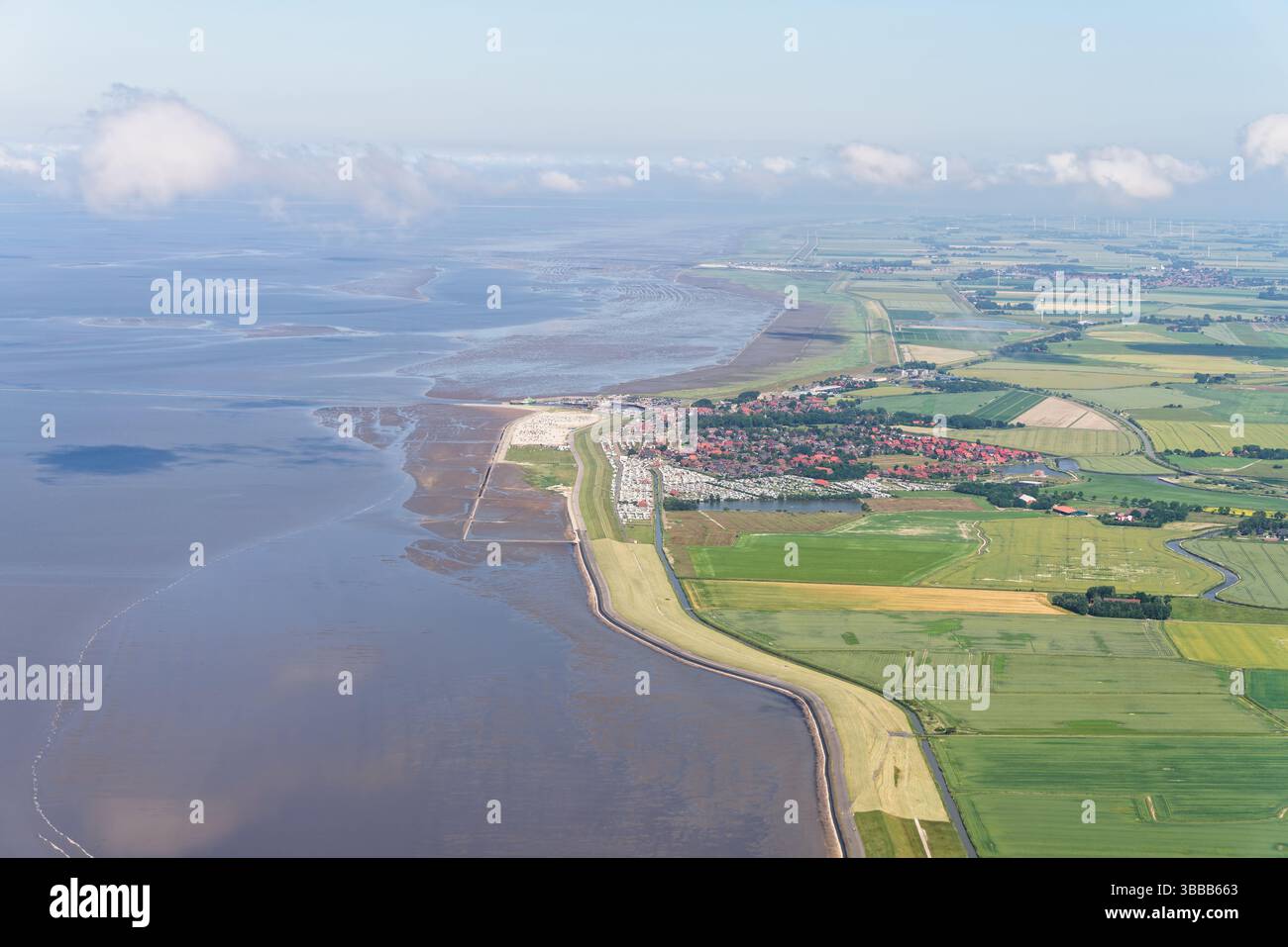 Neuharlingersiel. Luftaufnahme des Nordseebades am Wattenmeer, Bezirk Wittmund in Ostfriesland, Ostfriesland, Niedersachsen, Deutschland. Stockfoto