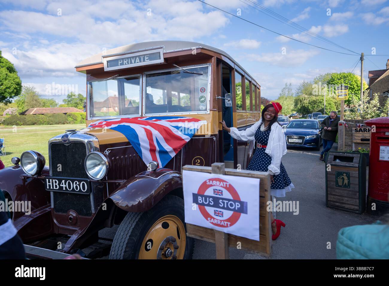 Jenks, der 90 Jahre alte Dorfbus mit Union Jack am VE Day in Sarratt, Herts UK Stockfoto