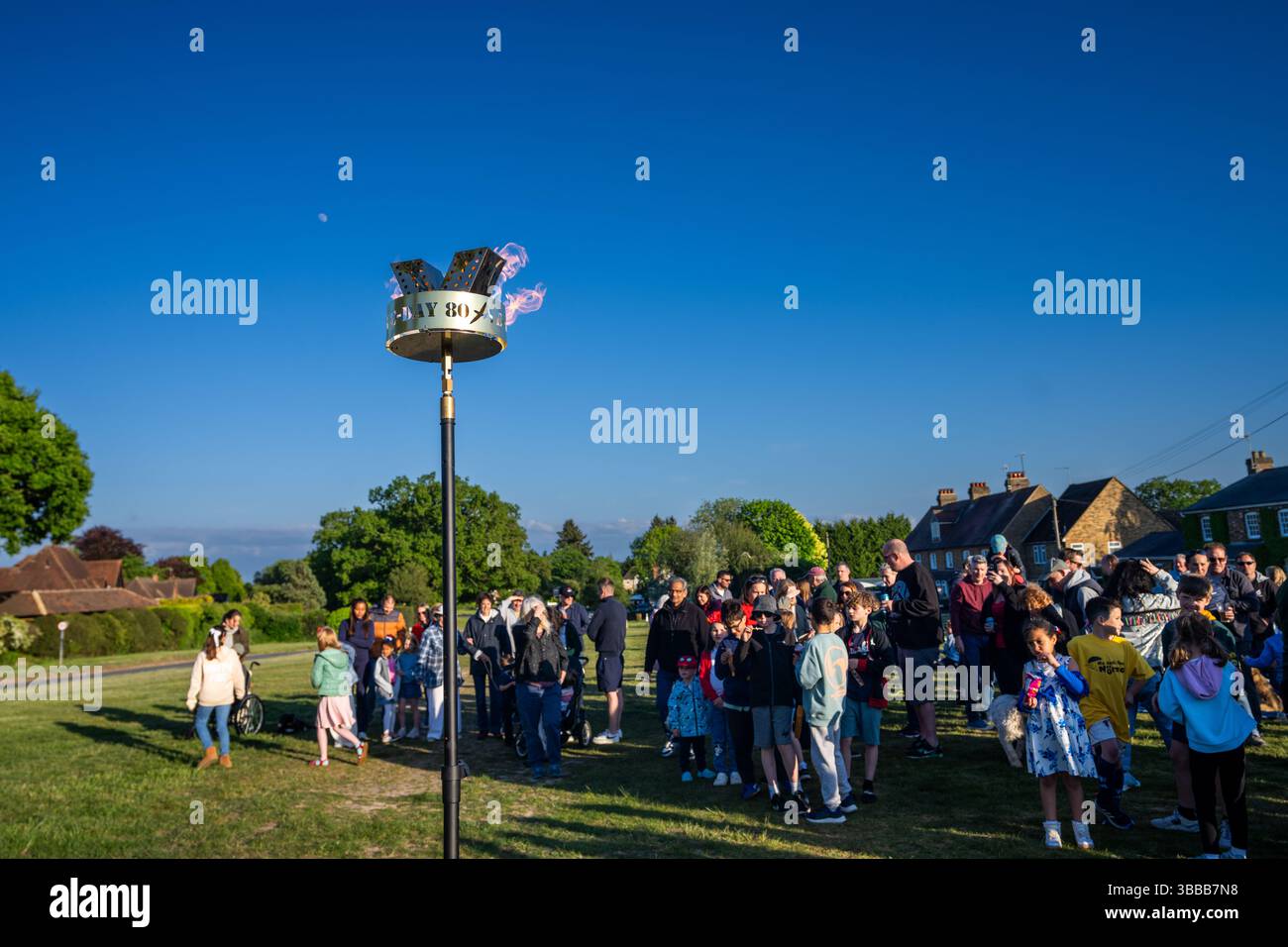 Das VE Day Memorial Brazier leuchtet auf dem Dorfgrün in Sarratt, Herts UK Stockfoto