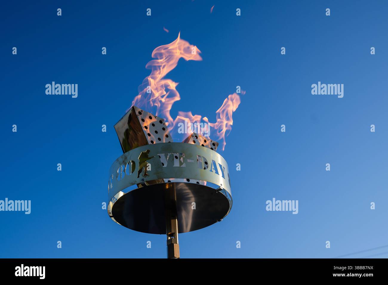 Das VE Day Memorial Brazier leuchtet auf dem Dorfgrün in Sarratt, Herts UK Stockfoto