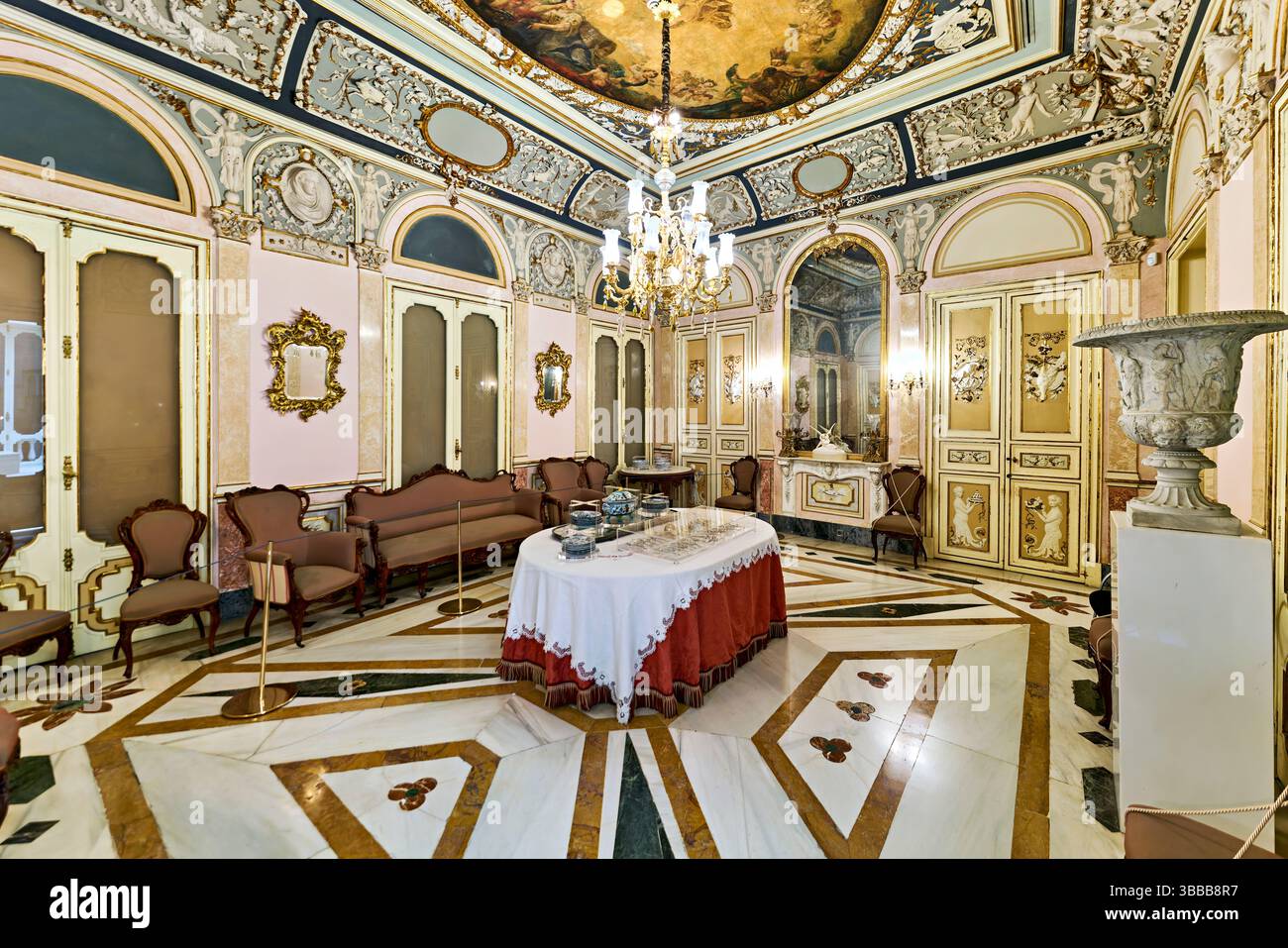 Valencia Spanien. Nationalmuseum für Keramik und dekorative Kunst 'González Marti' - Datum: 22 - 04 - 2025 Stockfoto