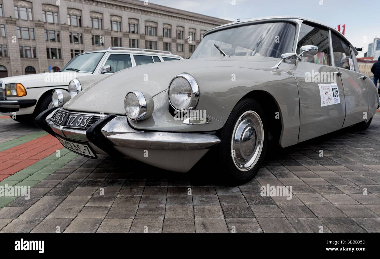 Minsk, Weißrussland, 15. Mai 2025 - Oldtimer Citroen DS parkt auf der Straße Stockfoto