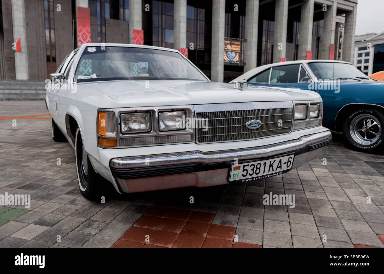 Minsk, Weißrussland, 15. Mai 2025 – Vorderansicht des Oldtimer Ford Crown Victoria in der Stadt Stockfoto