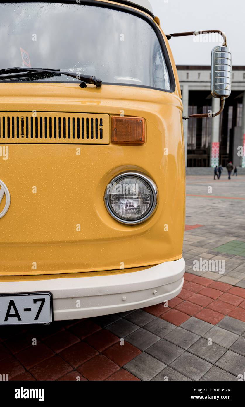 Minsk, Weißrussland, 15. Mai 2025 - vibrierender Vintage-Van von Volkswagen mit rundem Scheinwerfer. Klassischer Retro-Wohnmobil VW Stockfoto