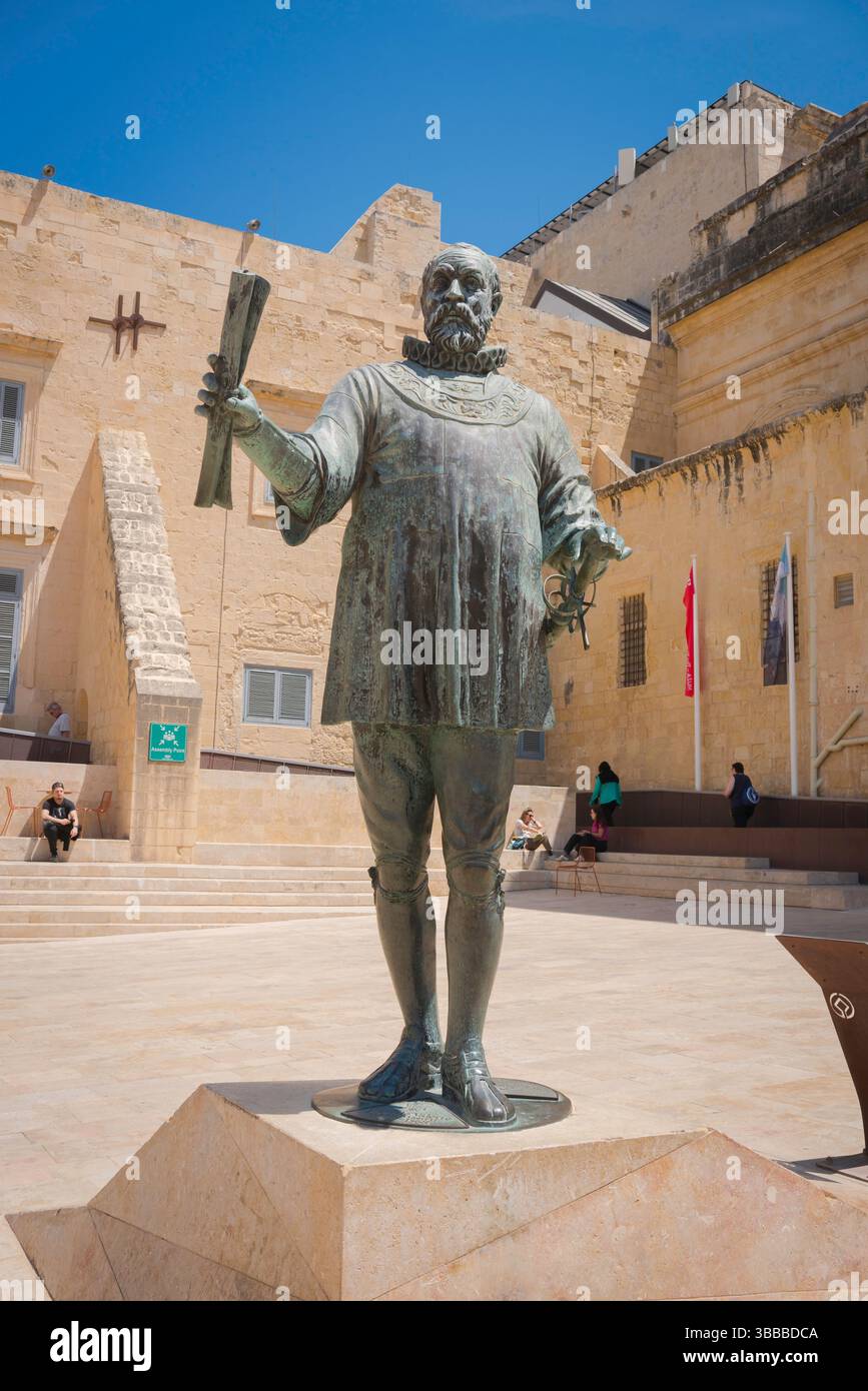 Blick auf die Statue von Jean de Valette, 49. Großmeister des Malteserordens, nach dem die Stadt Valletta benannt ist, Pjazza Jean de Valette, Malta Stockfoto