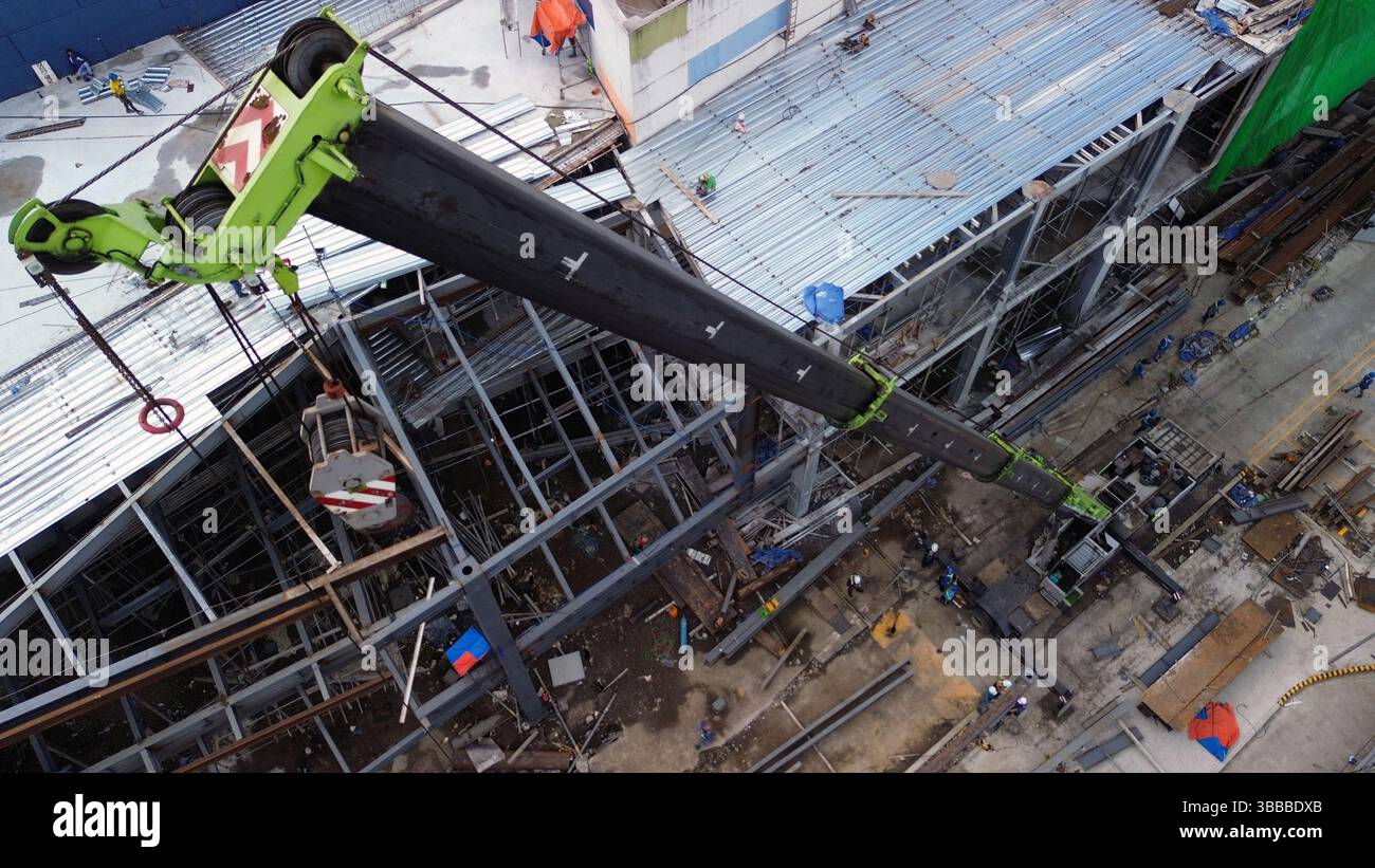 Von Grund auf ist Größe mit Stahl, Schweiß und Präzision aufgebaut. Hier sehen Sie einen Blick auf Fortschritte in Bewegung – hervorragende Ingenieurskunst in Aktion! Stockfoto