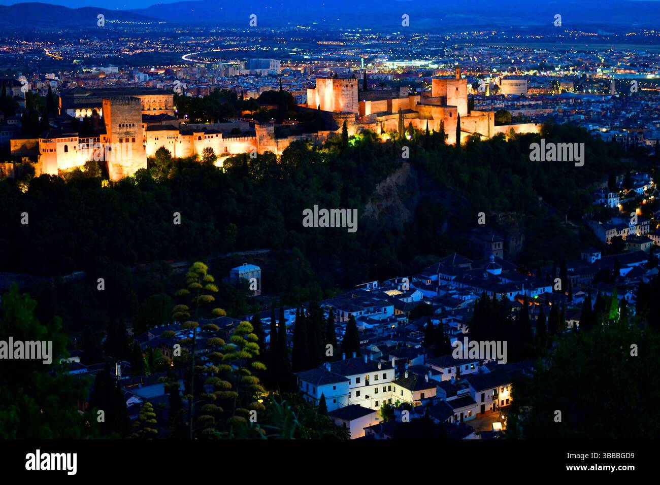 Alhambra Palace Komplex bei Nacht, Granada, Andalusien, Spanien. Stockfoto