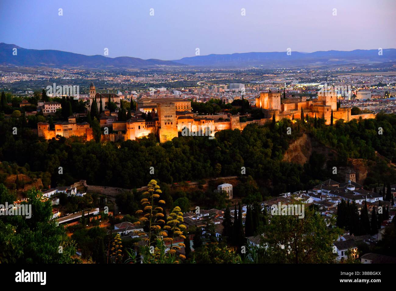 Alhambra Palace Komplex bei Nacht, Granada, Andalusien, Spanien. Stockfoto