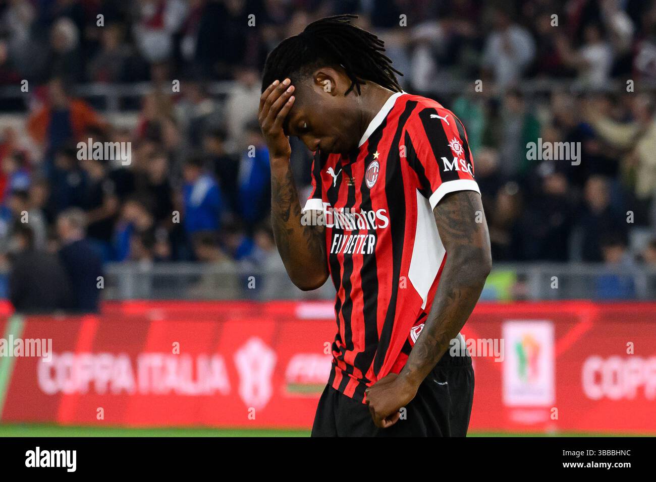 Rafael Leao vom AC Milan sieht am Ende des Finalspiels zwischen AC Milan und Bologna FC im Stadio Olimpico in Rom (Italien) am 14. Mai 2025 niedergeschlagen aus. Stockfoto