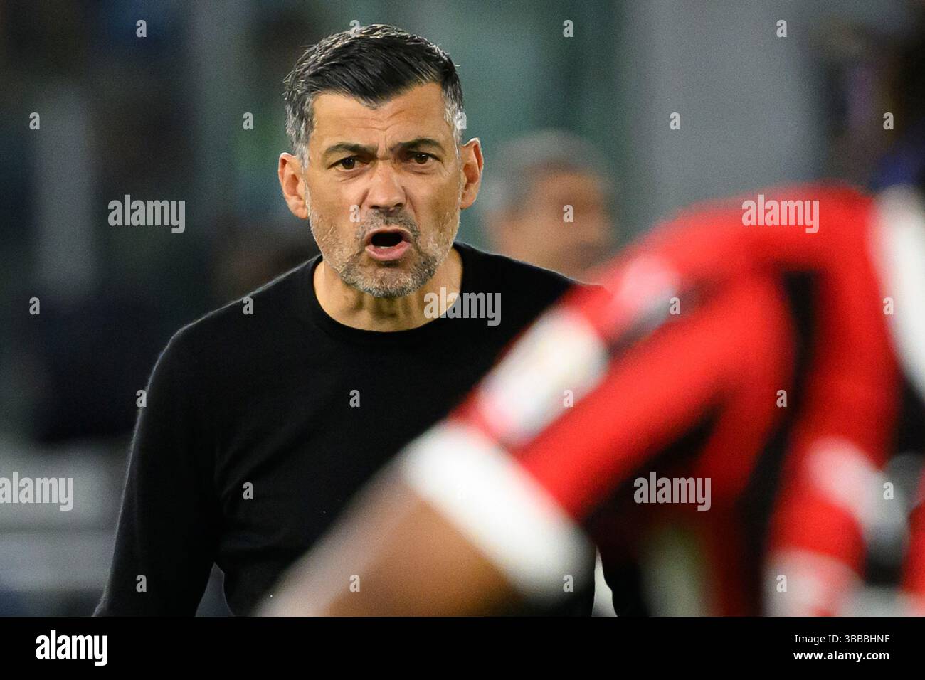 Sergio Conceicao, Cheftrainer des AC Mailand, reagiert auf das Finale des Coppa Italia zwischen AC Mailand und Bologna FC im Stadio Olimpico in Rom (Italien) am 14. Mai 2025. Stockfoto