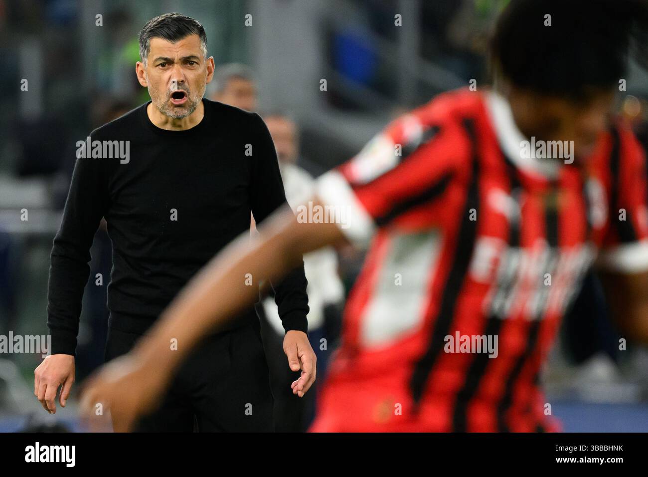 Sergio Conceicao, Cheftrainer des AC Mailand, reagiert auf das Finale des Coppa Italia zwischen AC Mailand und Bologna FC im Stadio Olimpico in Rom (Italien) am 14. Mai 2025. Stockfoto