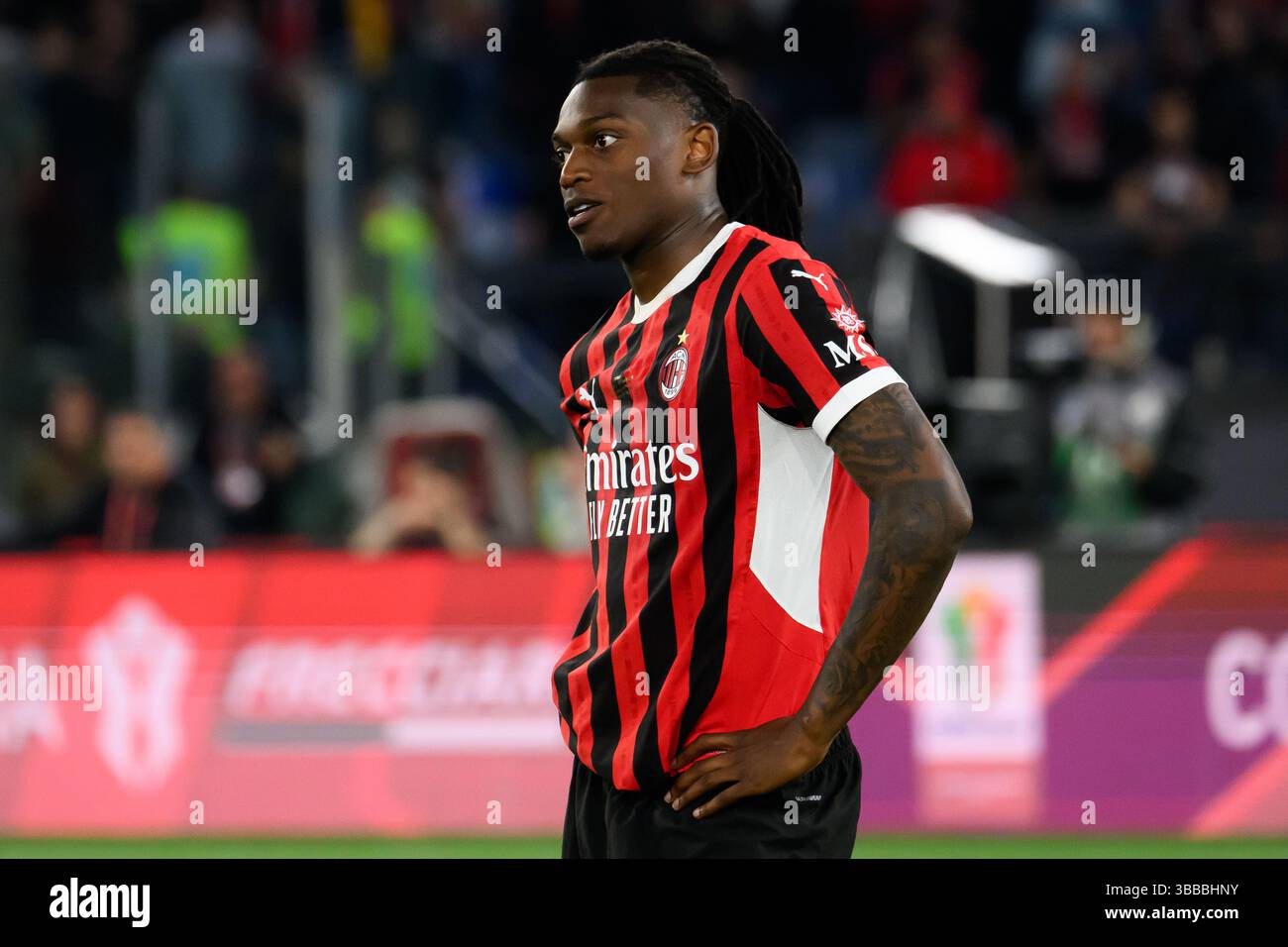 Rafael Leao vom AC Milan sieht am Ende des Finalspiels zwischen AC Milan und Bologna FC im Stadio Olimpico in Rom (Italien) am 14. Mai 2025 niedergeschlagen aus. Stockfoto