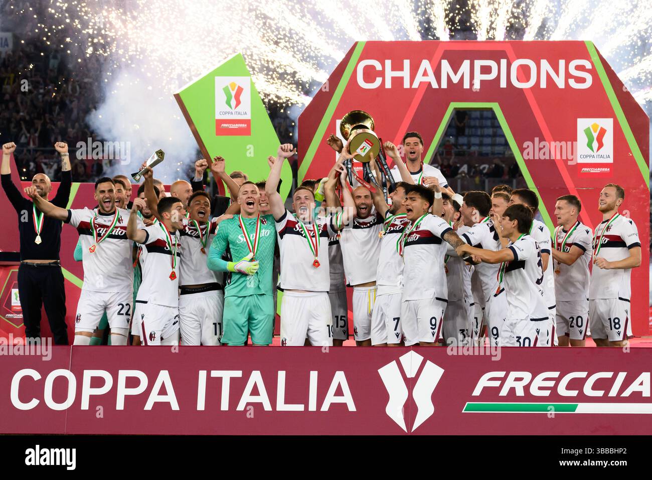 Die Bologna-Spieler feiern mit der Trophäe am Ende des letzten Fußballspiels zwischen dem AC Milan und Bologna FC im Stadio Olimpico in Rom (Italien) am 14. Mai 2025. Stockfoto