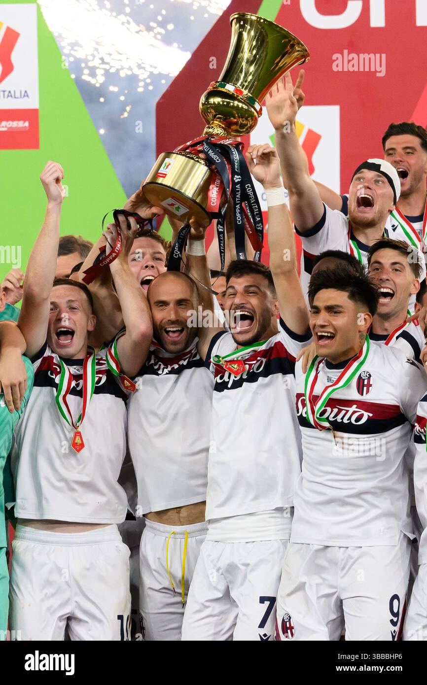Die Bologna-Spieler feiern mit der Trophäe am Ende des letzten Fußballspiels zwischen dem AC Milan und Bologna FC im Stadio Olimpico in Rom (Italien) am 14. Mai 2025. Stockfoto