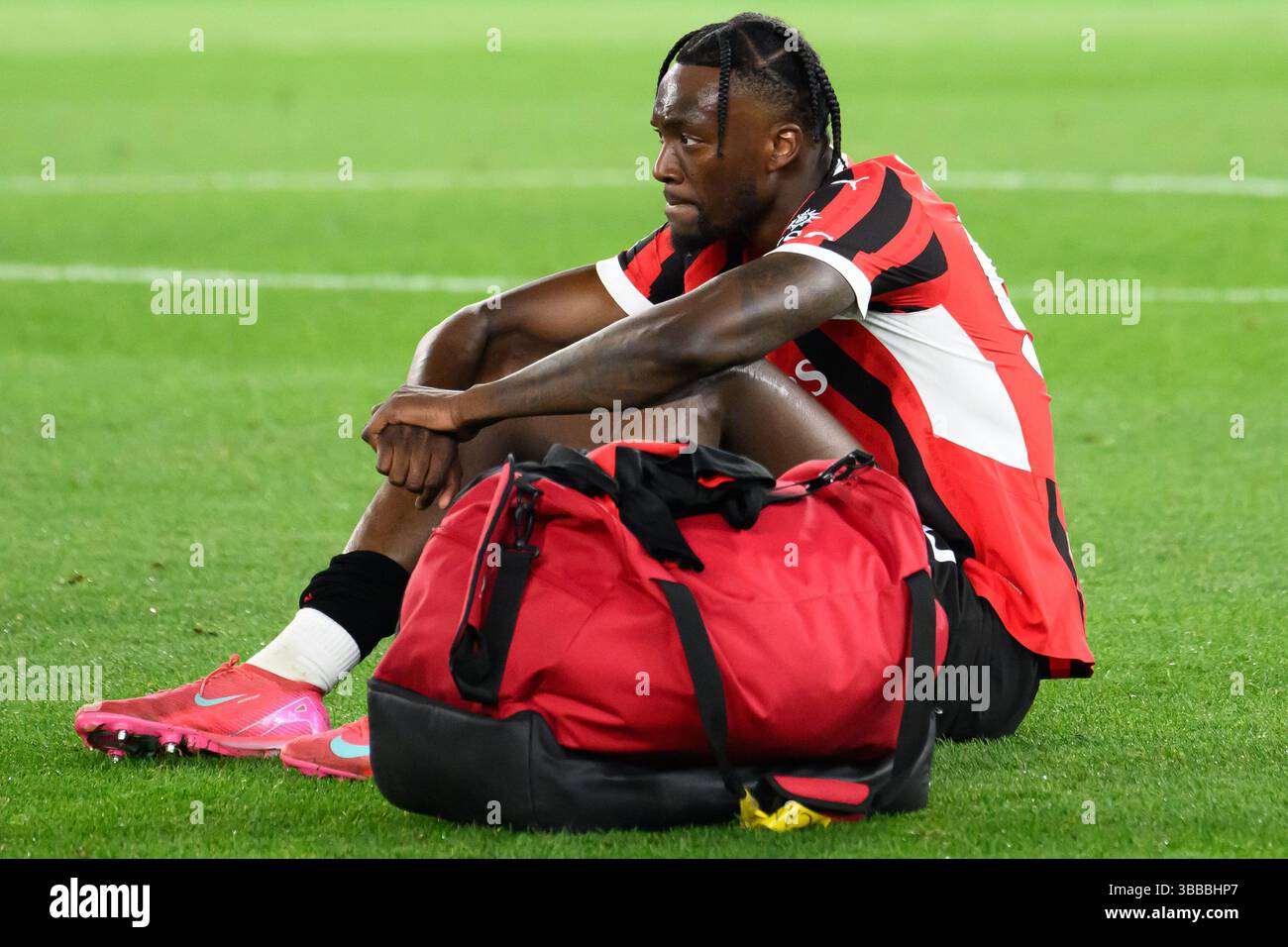 Tammy Abraham vom AC Milan sieht am 14. Mai 2025 im Stadio Olimpico in Rom (Italien) am Ende des Finalspiels der Coppa Italia zwischen AC Milan und Bologna FC niedergeschlagen aus. Stockfoto