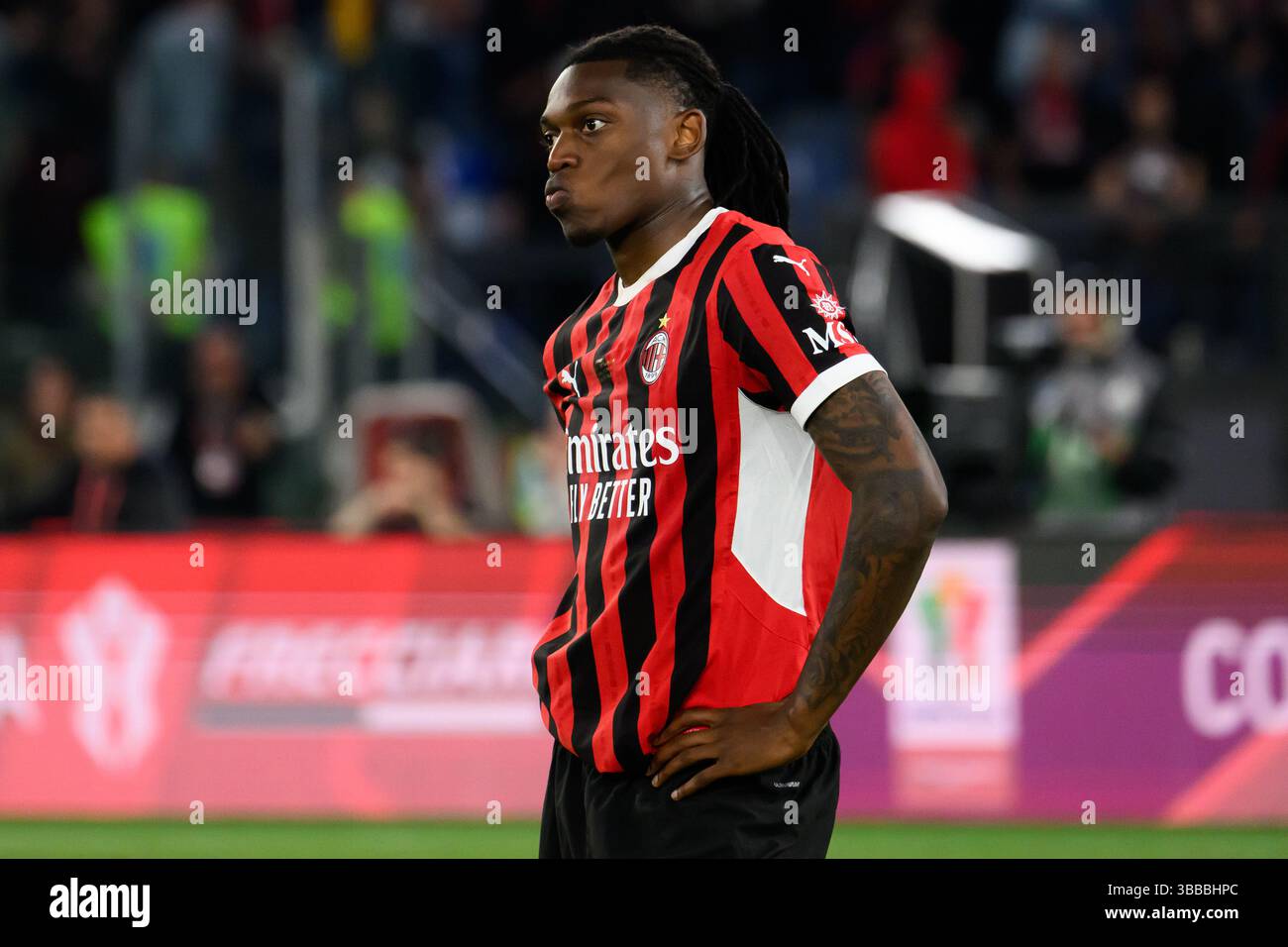 Rafael Leao vom AC Milan sieht am Ende des Finalspiels zwischen AC Milan und Bologna FC im Stadio Olimpico in Rom (Italien) am 14. Mai 2025 niedergeschlagen aus. Stockfoto