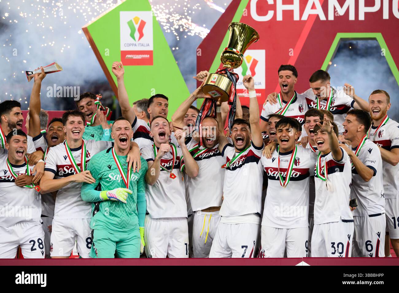 Die Bologna-Spieler feiern mit der Trophäe am Ende des letzten Fußballspiels zwischen dem AC Milan und Bologna FC im Stadio Olimpico in Rom (Italien) am 14. Mai 2025. Stockfoto