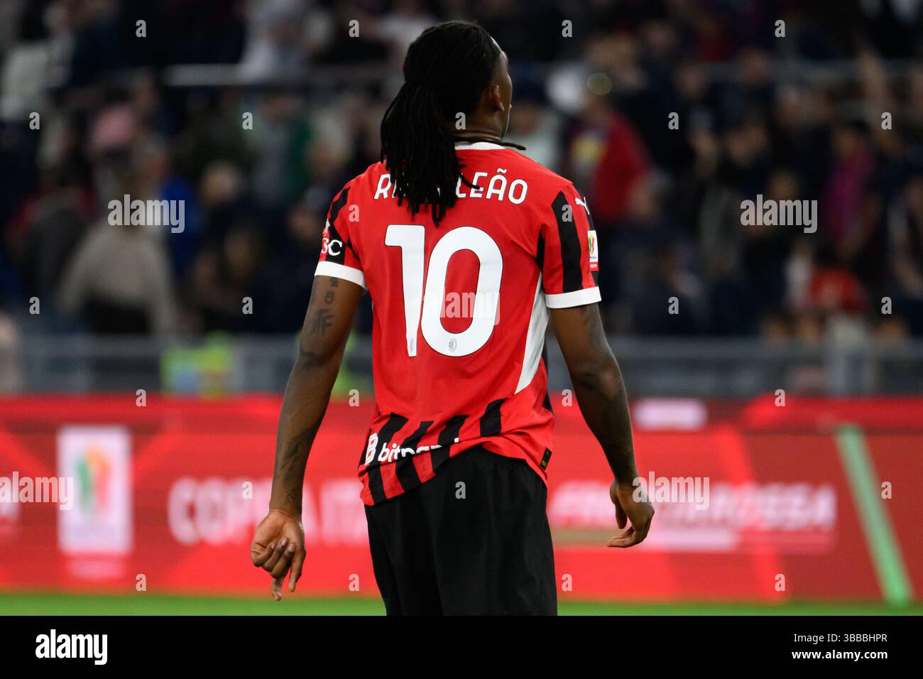 Rafael Leao vom AC Milan sieht am Ende des Finalspiels zwischen AC Milan und Bologna FC im Stadio Olimpico in Rom (Italien) am 14. Mai 2025 niedergeschlagen aus. Stockfoto