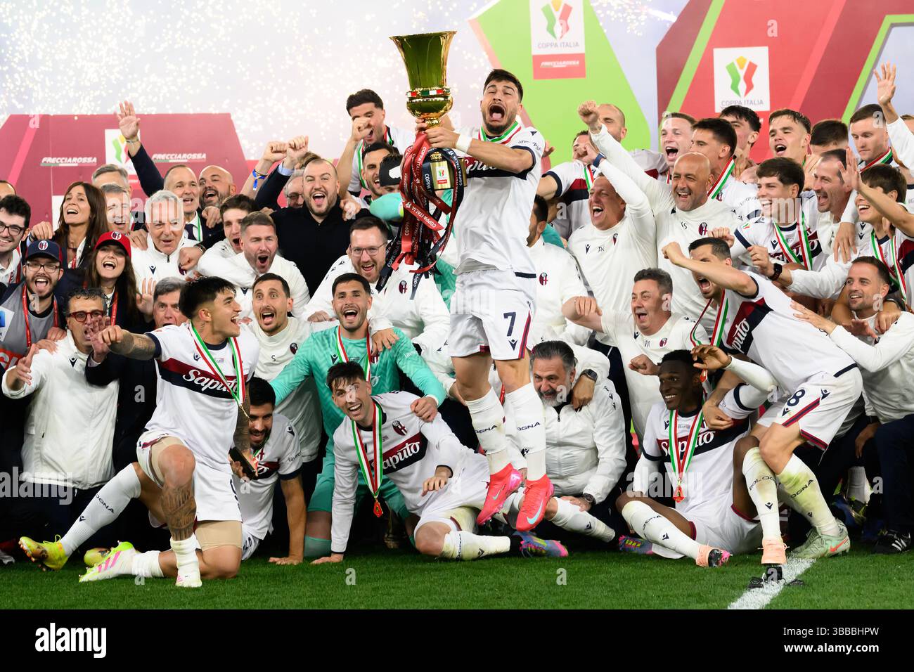 Riccardo Orsolini vom FC Bologna feiert mit seinen Teamkollegen am 14. Mai 2025 das Finale des Coppa Italia zwischen AC Milan und Bologna FC im Stadio Olimpico in Rom (Italien). Stockfoto