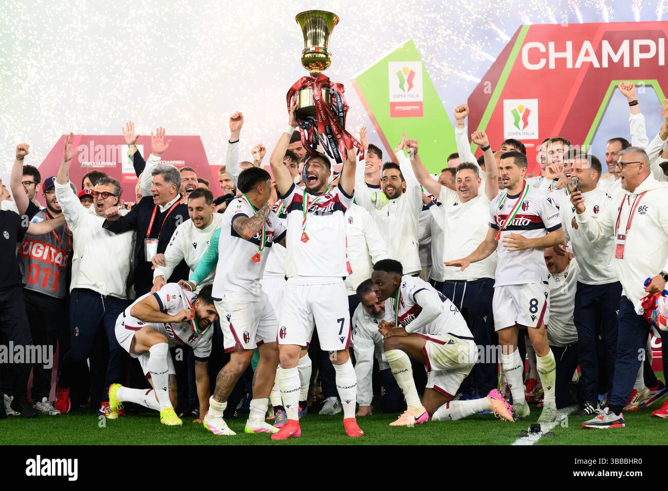 Riccardo Orsolini vom FC Bologna feiert mit seinen Teamkollegen am 14. Mai 2025 das Finale des Coppa Italia zwischen AC Milan und Bologna FC im Stadio Olimpico in Rom (Italien). Stockfoto