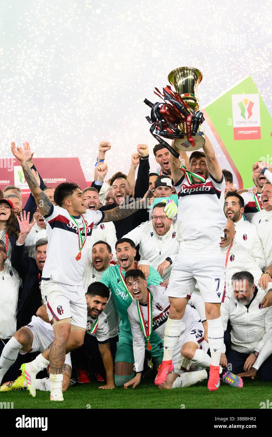 Riccardo Orsolini vom FC Bologna feiert mit seinen Teamkollegen am 14. Mai 2025 das Finale des Coppa Italia zwischen AC Milan und Bologna FC im Stadio Olimpico in Rom (Italien). Stockfoto