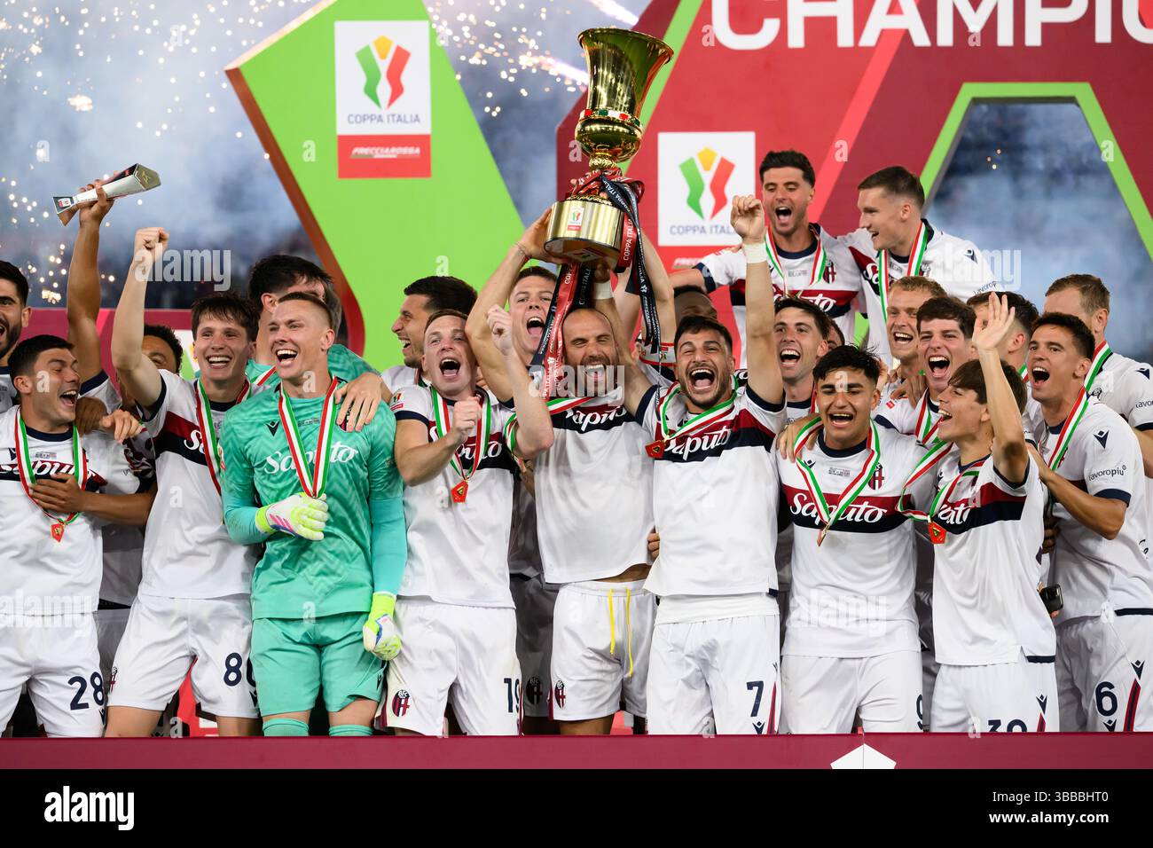 Die Bologna-Spieler feiern mit der Trophäe am Ende des letzten Fußballspiels zwischen dem AC Milan und Bologna FC im Stadio Olimpico in Rom (Italien) am 14. Mai 2025. Stockfoto