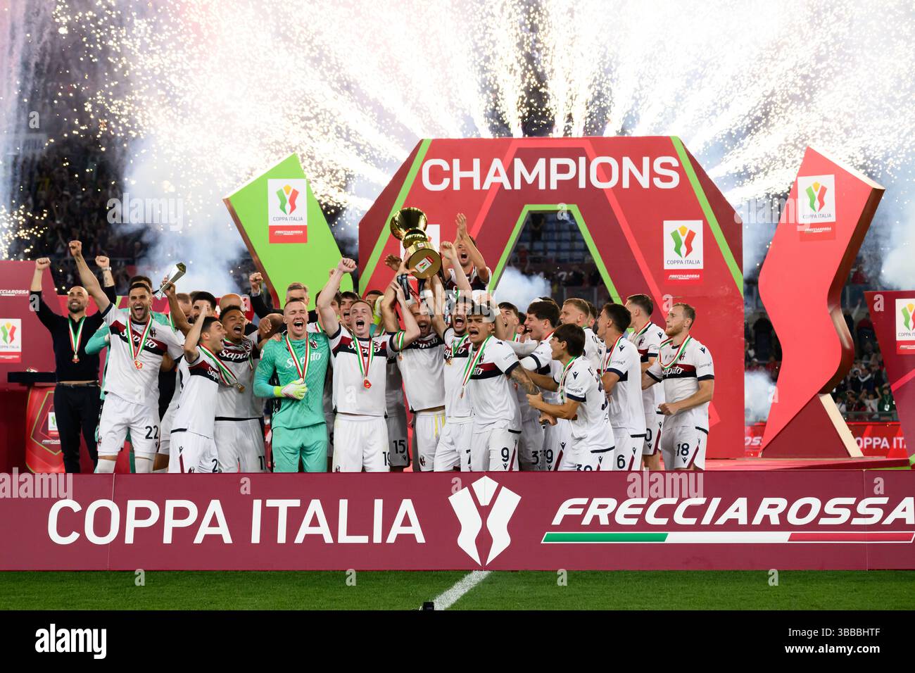 Die Bologna-Spieler feiern mit der Trophäe am Ende des letzten Fußballspiels zwischen dem AC Milan und Bologna FC im Stadio Olimpico in Rom (Italien) am 14. Mai 2025. Stockfoto