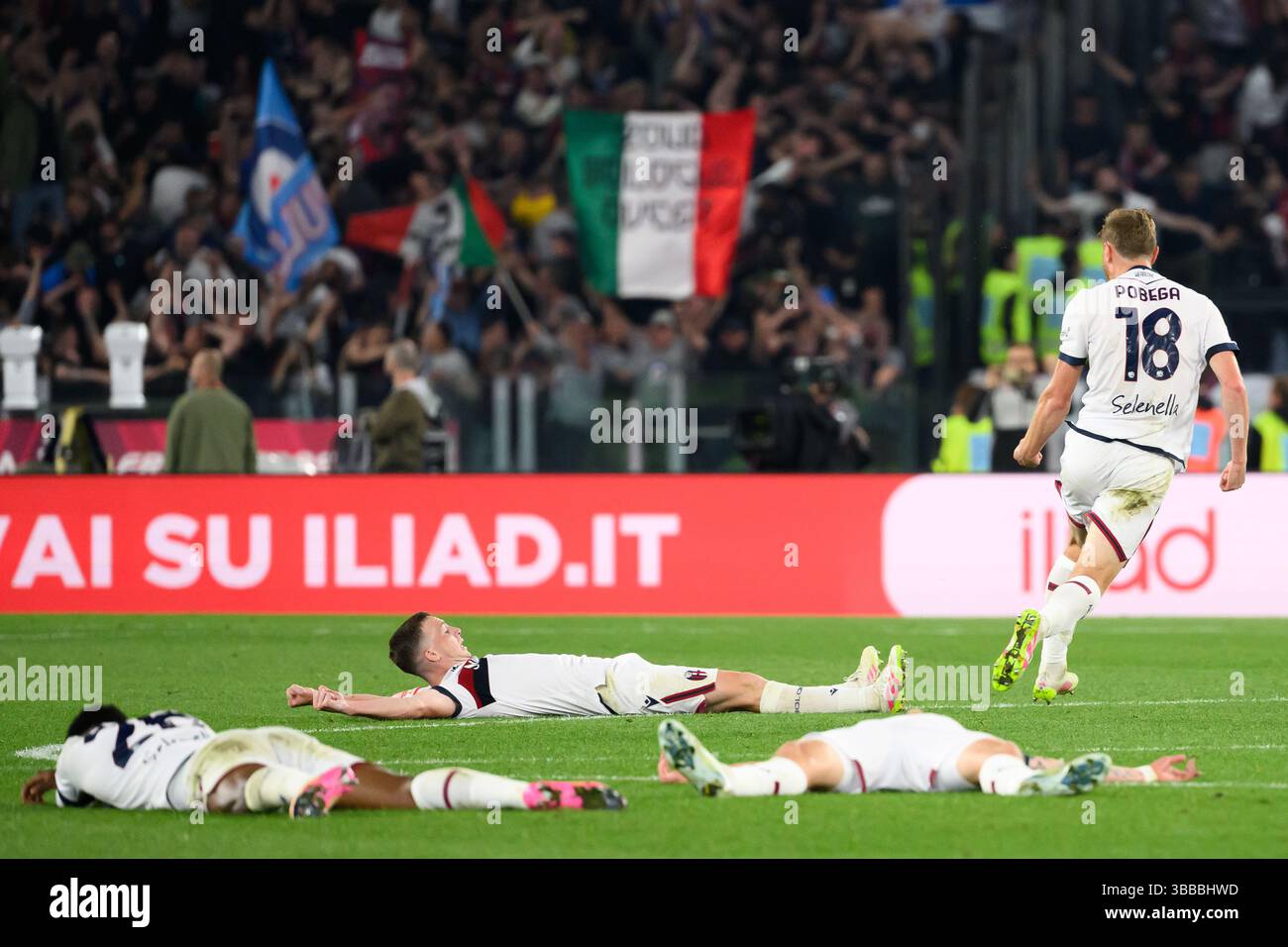 Tommaso Pobega vom Bologna FC und seine Teamkollegen feiern am 14. Mai 2025 das Finale des Coppa Italia zwischen AC Milan und Bologna FC im Stadio Olimpico in Rom (Italien). Stockfoto