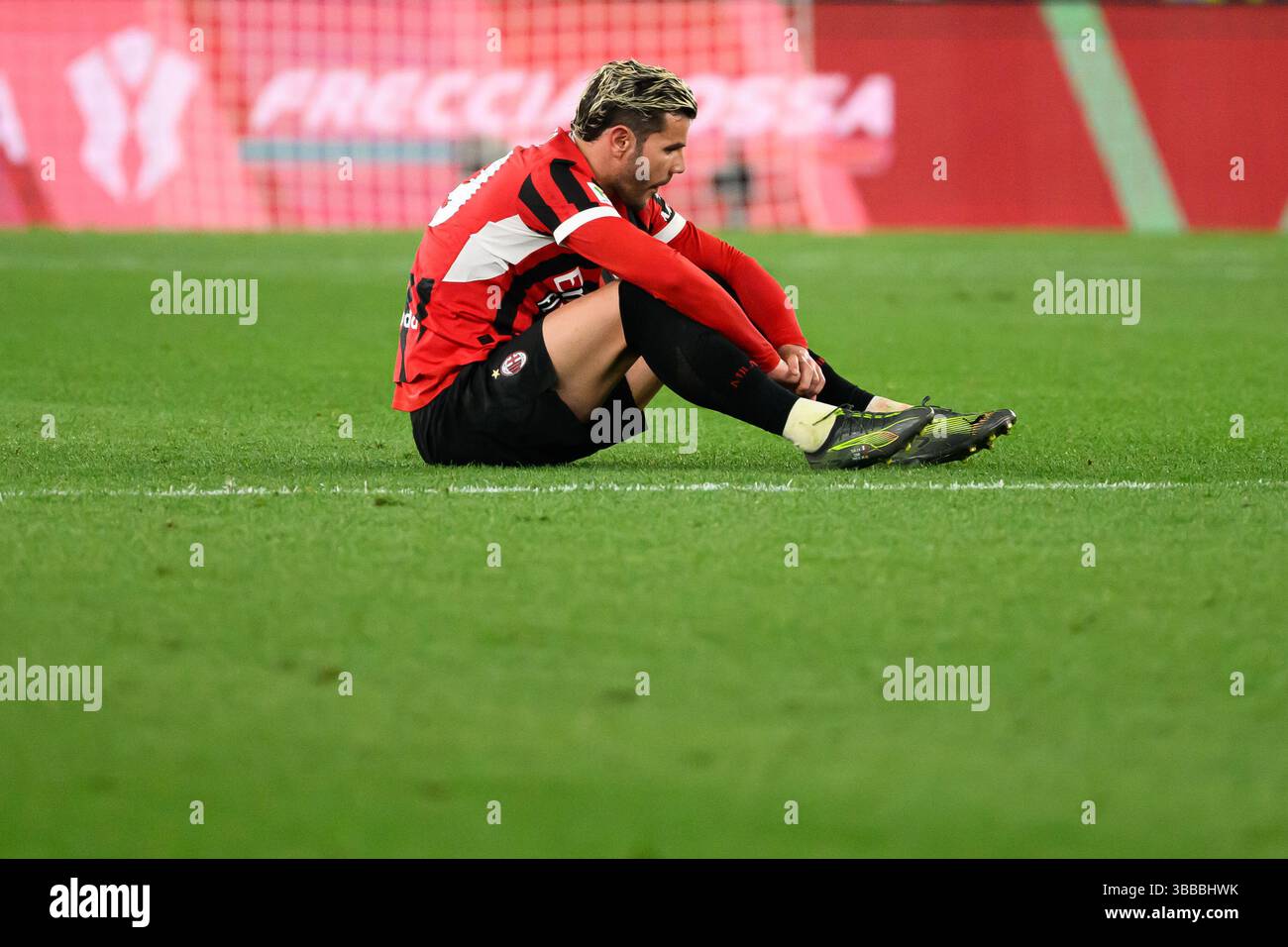 Theo Hernandez vom AC Milan sieht am Ende des Finalspiels zwischen AC Milan und Bologna FC im Stadio Olimpico in Rom (Italien) am 14. Mai 2025 niedergeschlagen aus. Stockfoto