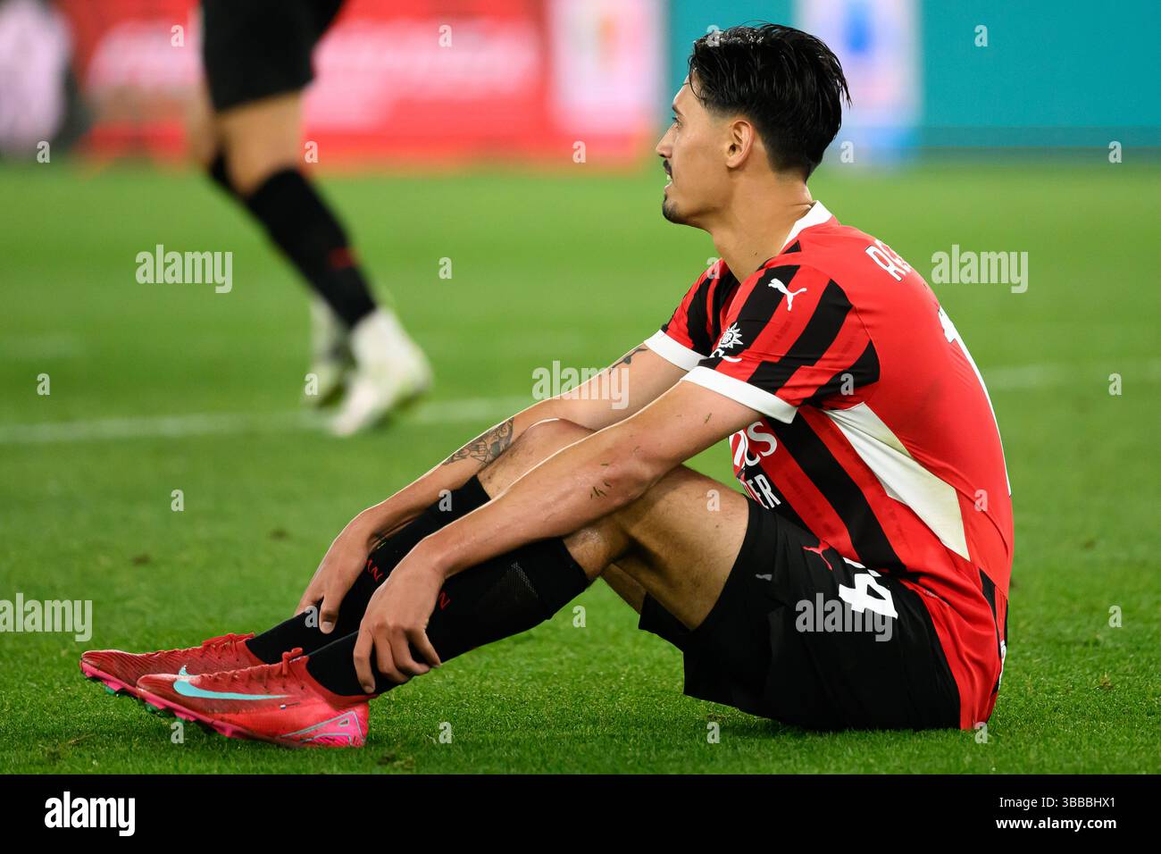 Tijjjani Reijnders vom AC Milan sieht beim Finale des Coppa Italia zwischen AC Milan und Bologna FC im Stadio Olimpico in Rom (Italien) am 14. Mai 2025 niedergeschlagen aus. Stockfoto