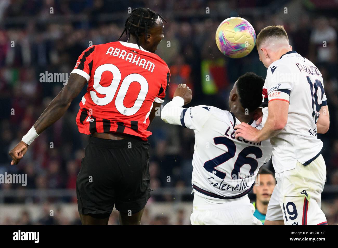 Tammy Abraham vom AC Milan, Jhon Lucumi und Lewis Ferguson vom FC Bologna während des Finalspiels zwischen AC Milan und Bologna FC im Stadio Olimpico in Rom (Italien) am 14. Mai 2025. Stockfoto