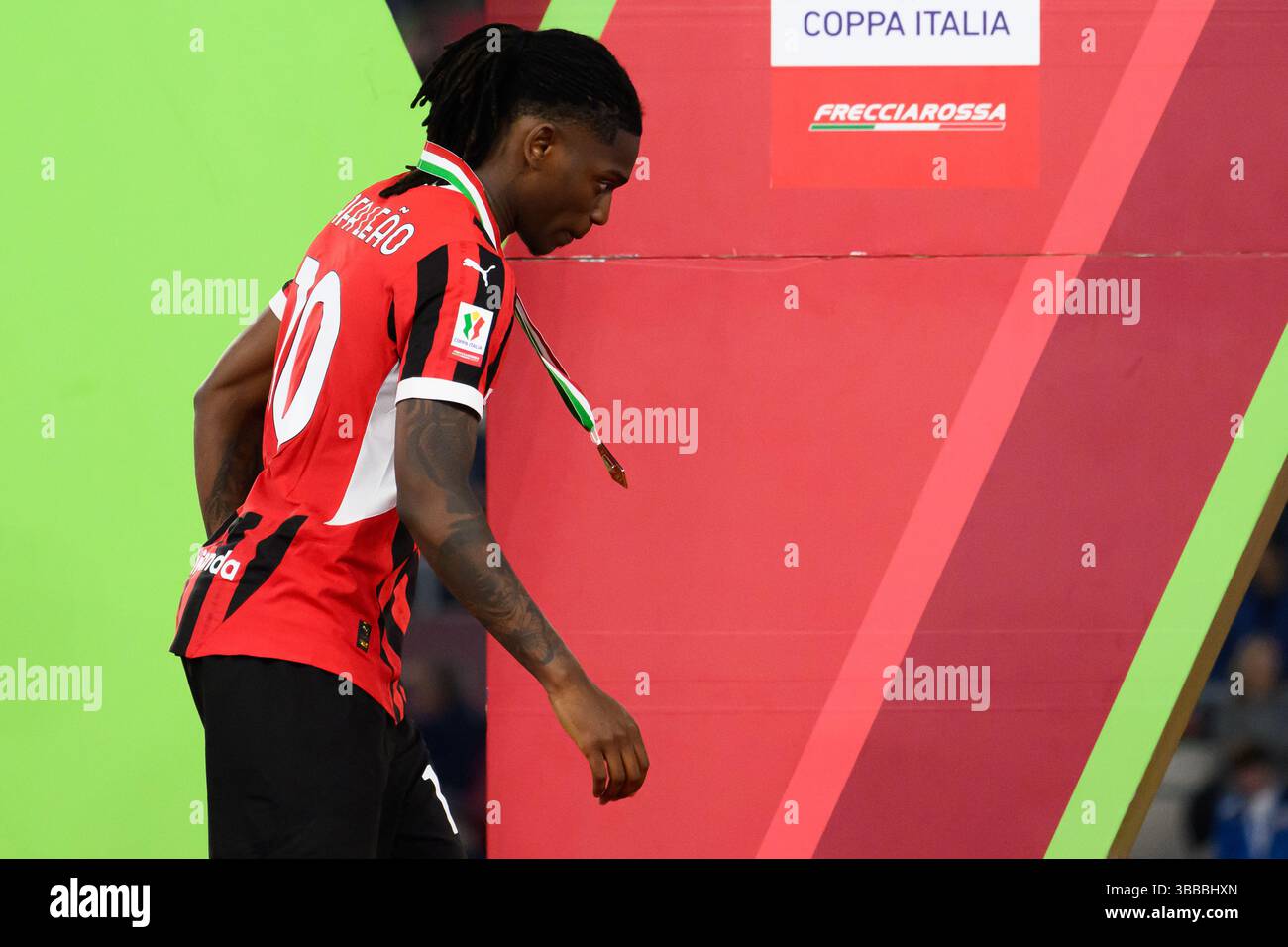 Rafael Leao vom AC Milan sieht am Ende des Finalspiels zwischen AC Milan und Bologna FC im Stadio Olimpico in Rom (Italien) am 14. Mai 2025 niedergeschlagen aus. Stockfoto