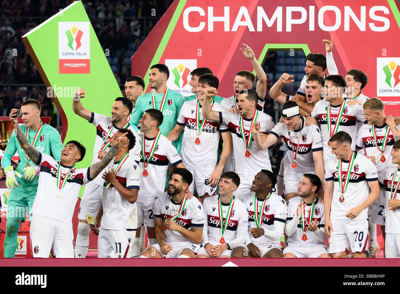 Santiago Castro vom FC Bologna feiert ein Selfie mit seinen Teamkollegen am Ende des letzten Fußballspiels von Coppa Italia zwischen AC Milan und Bologna FC im Stadio Olimpico in Rom (Italien) am 14. Mai 2025. Stockfoto