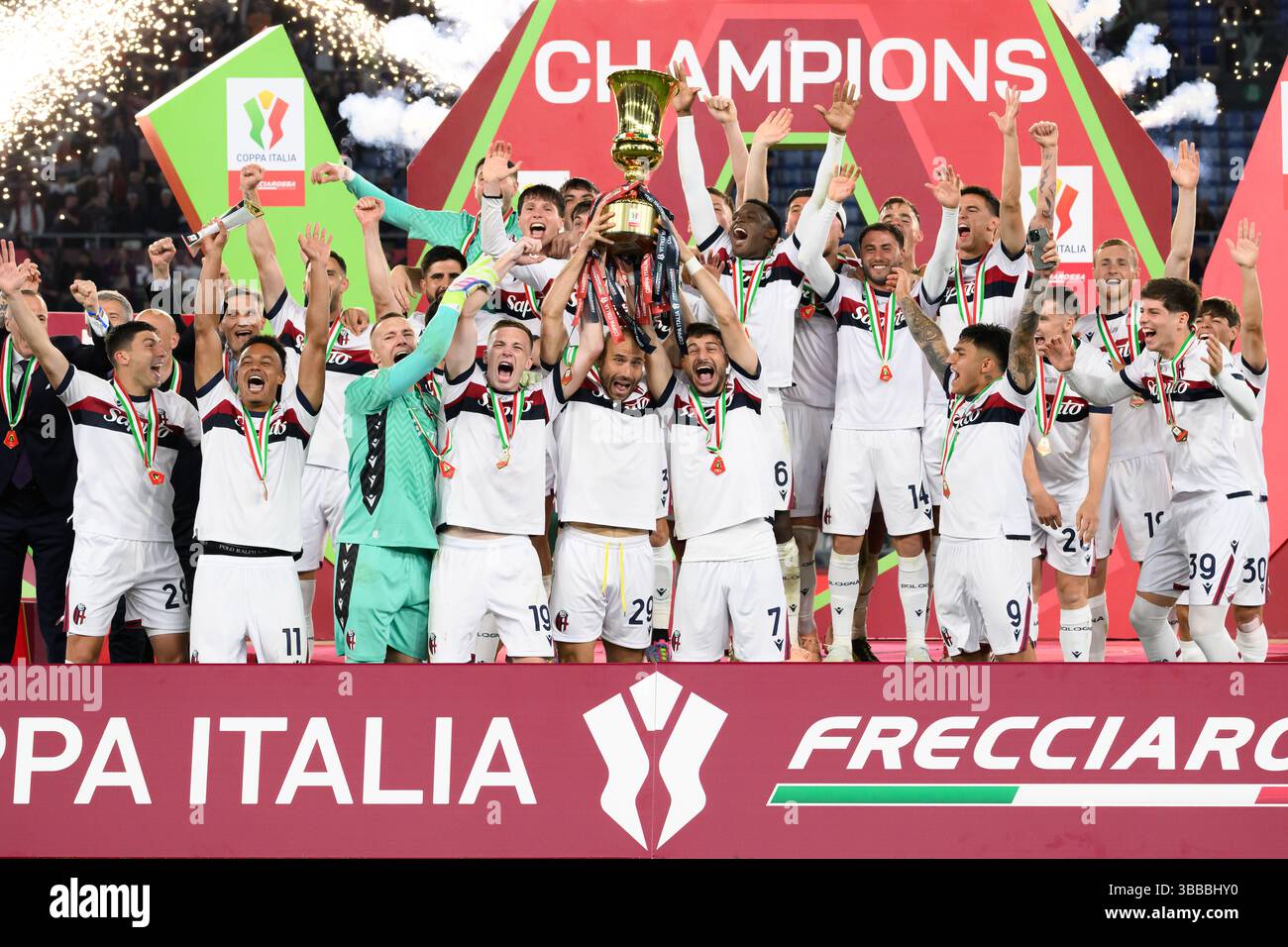 Die Bologna-Spieler feiern mit der Trophäe am Ende des letzten Fußballspiels zwischen dem AC Milan und Bologna FC im Stadio Olimpico in Rom (Italien) am 14. Mai 2025. Stockfoto