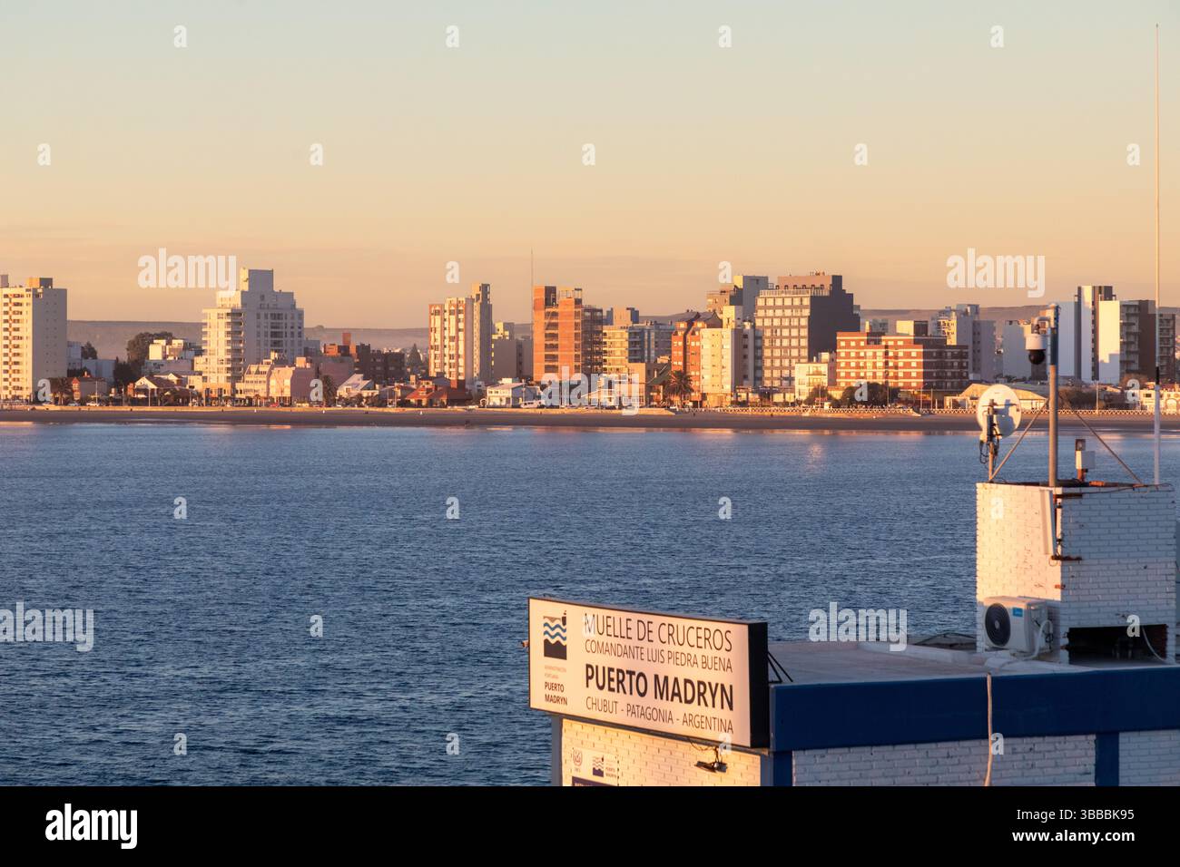 Puerto Madryn glänzt im frühen Morgenlicht über die Bucht von Golfo Nuevo. Die Stadt wurde 1865 von 150 walisischen Siedlern gegründet. Stockfoto