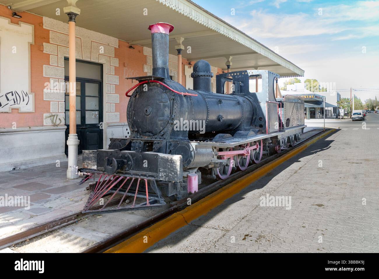 Eine stillgelegte Lokomotive vor dem ursprünglichen Bahnhof, heute ein Museum, in der walisisch gegründeten Stadt Puerto Madryn, Argentinien. Stockfoto