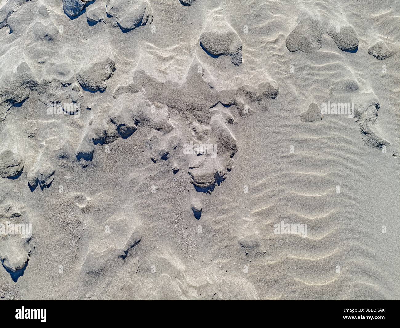 Blick hinunter auf den Sandstrand von St. Peter Ording, Nordsee, verschiedene grafische Sandformationen und Landschaften, Schleswig-Holstein, Norddeutschland Stockfoto
