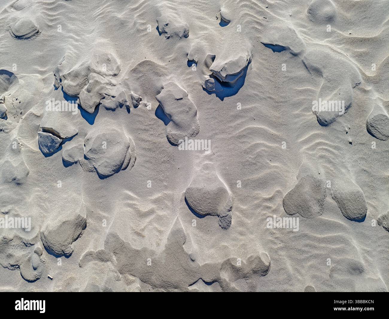 Blick hinunter auf den Sandstrand von St. Peter Ording, Nordsee, verschiedene grafische Sandformationen und Landschaften, Schleswig-Holstein, Norddeutschland Stockfoto