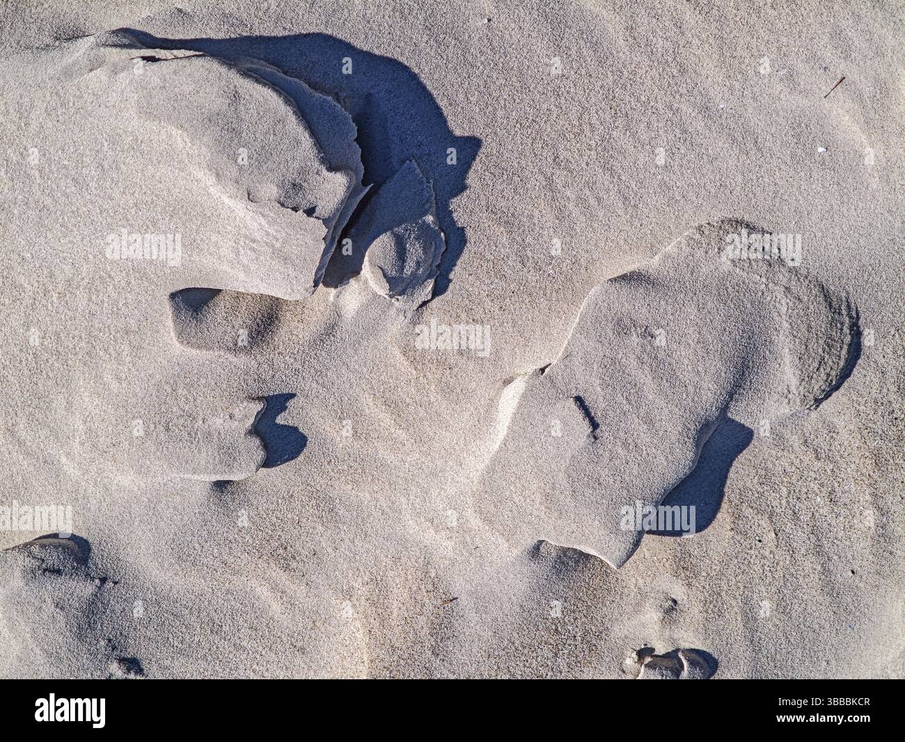 Blick hinunter auf den Sandstrand von St. Peter Ording, Nordsee, verschiedene grafische Sandformationen und Landschaften, Schleswig-Holstein, Norddeutschland Stockfoto