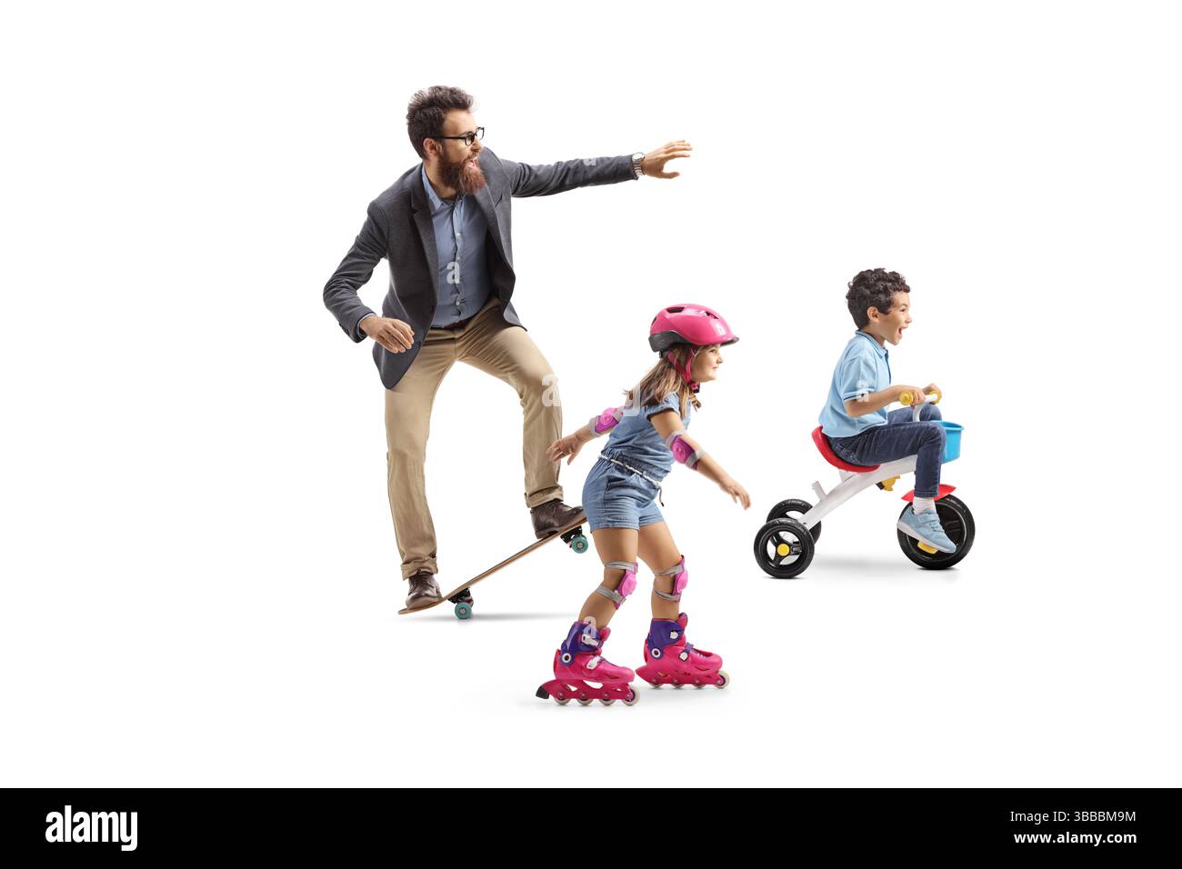 Vater auf einem Skateboard und Kinder auf Rollerblades und Fahrrad isoliert auf weißem Hintergrund Stockfoto